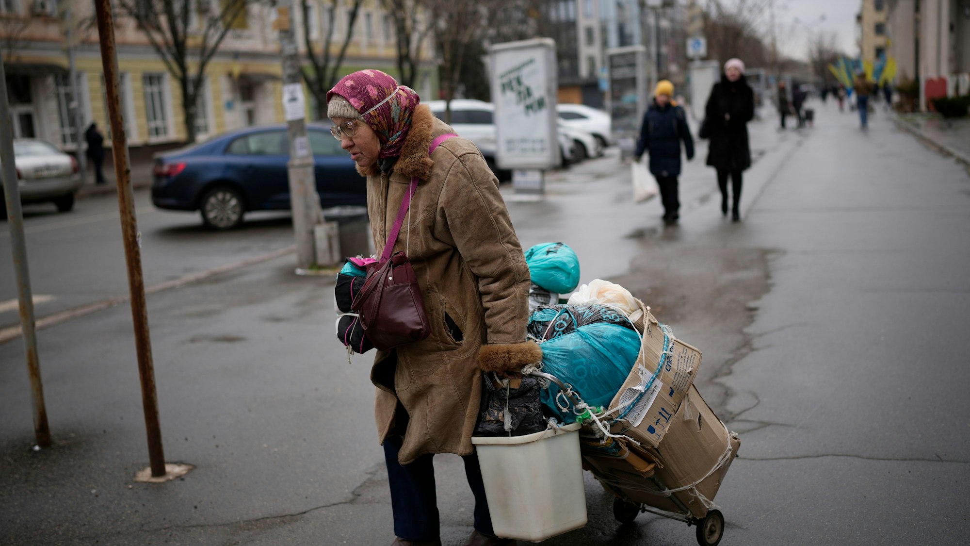 Eine Frau geht in Russland Ende Januar mit ihren Habseligkeiten auf einer Straße. Bei vielen Russen wächst die Angst vor Armut.