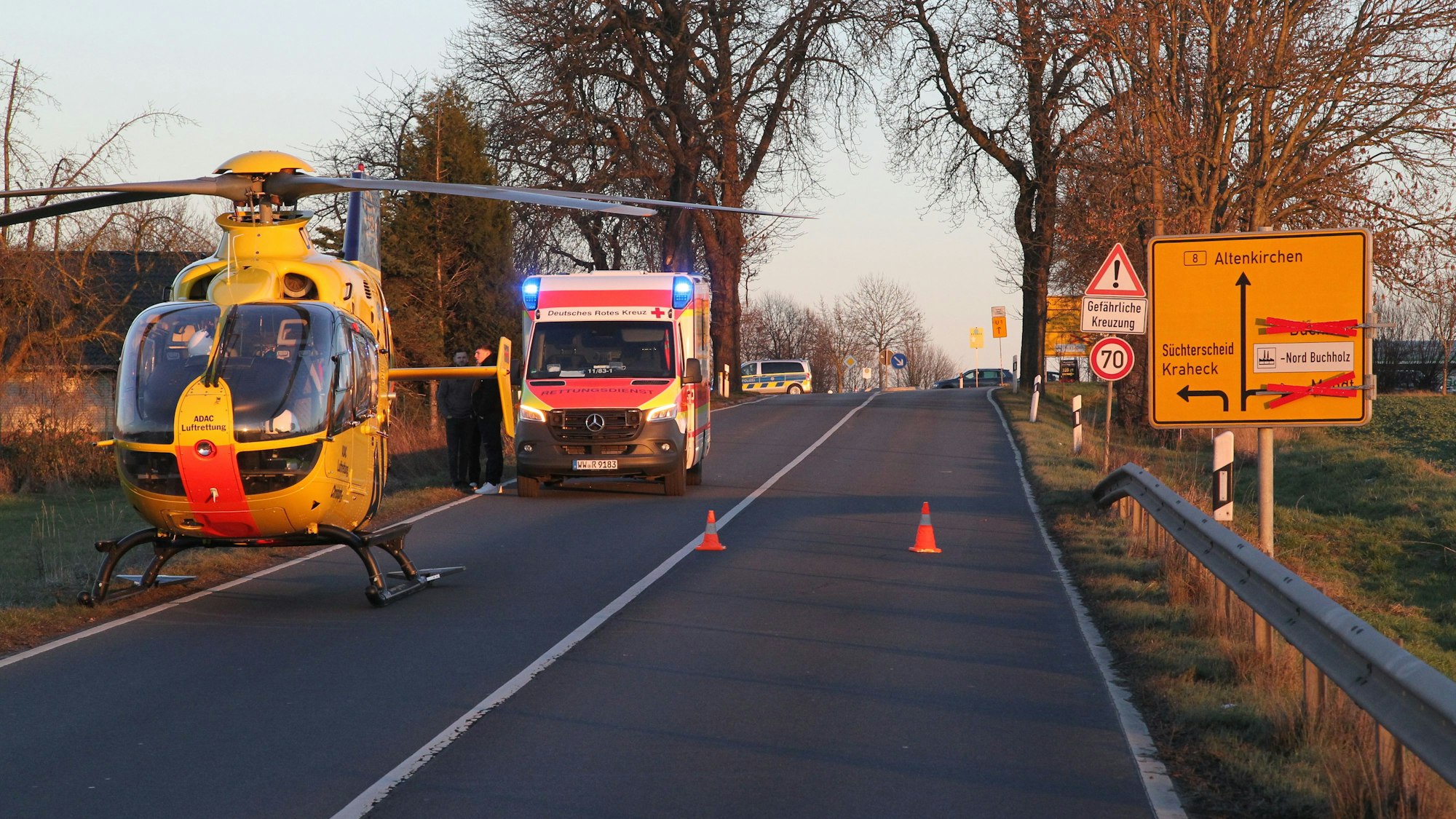 schwerer Unfall auf der B8 hinter Uckerath kurz hinter Rheinland-Pfanlz mit fünf Verletzten, eine Frau davon schwer verletzt