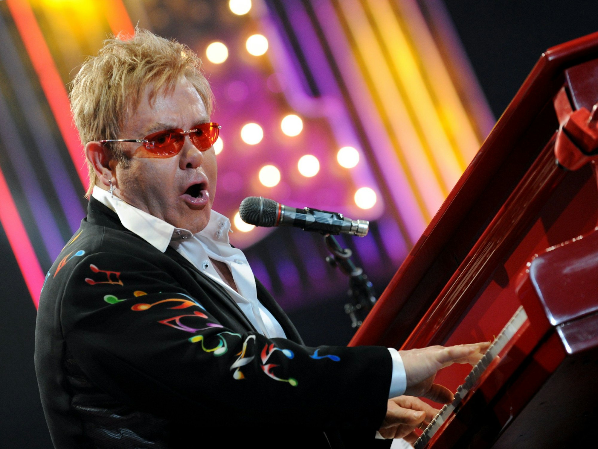 Elton John gibt in der Lanxess-Arena sein berühmtes „Red Pia­no“-Kon­zert zum Besten.