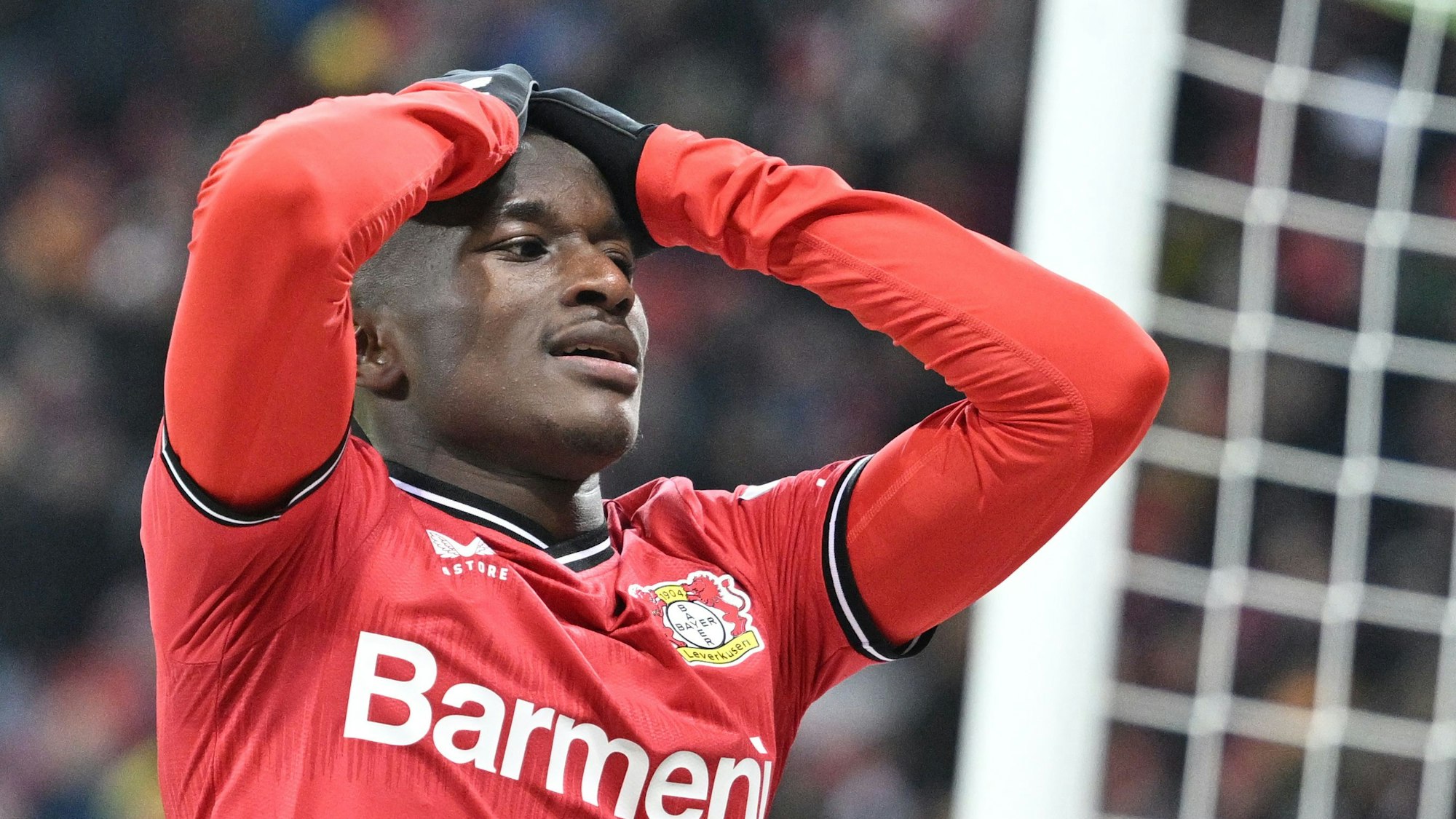 Leverkusens Moussa Diaby reagiert nach einer verpassten Torchance.