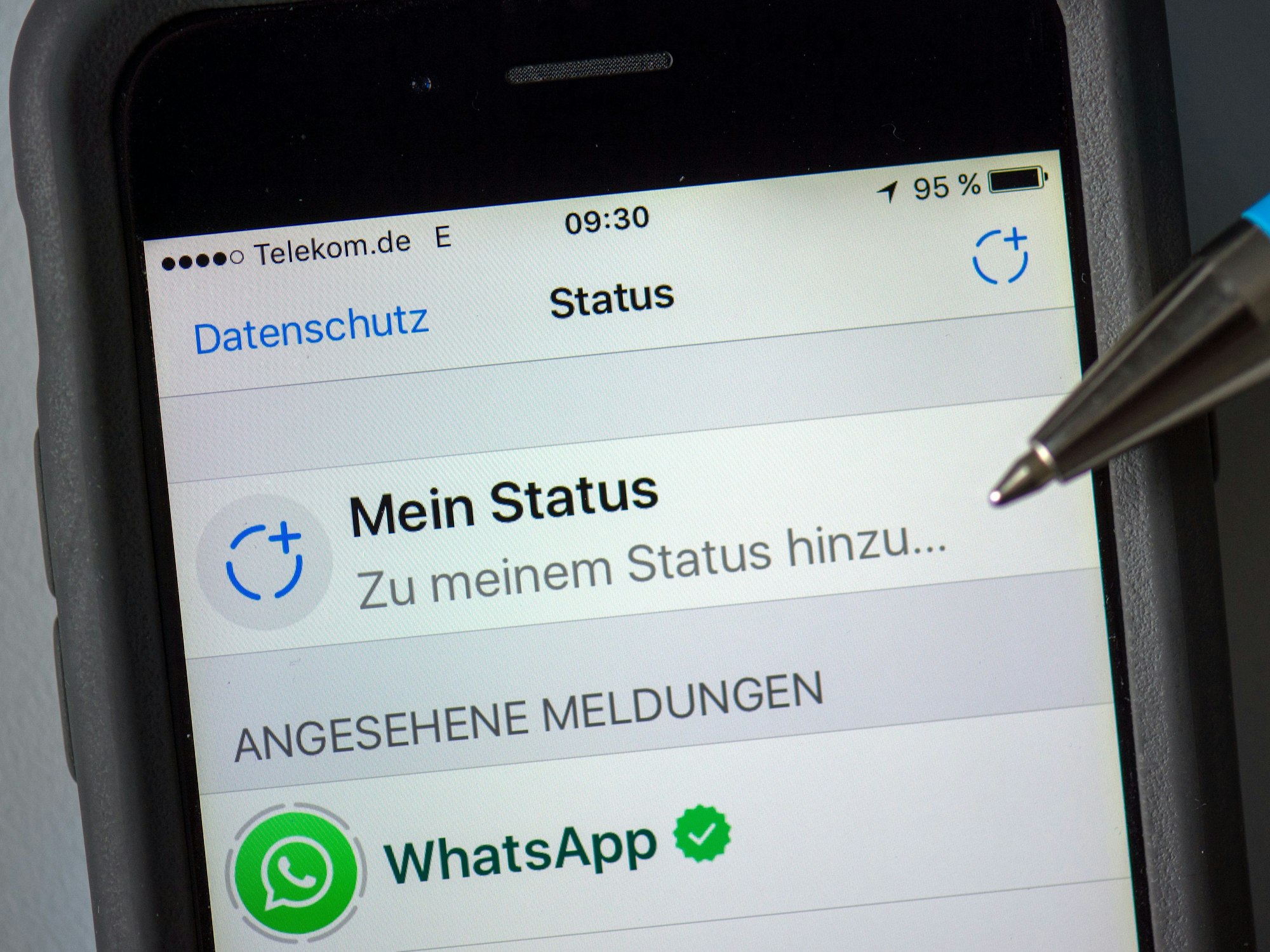 „Datenschutz - Status - Mein Status“ ist am 22. Februar 2017 auf dem Display eines iPhone in Dresden (Sachsen) zu lesen.