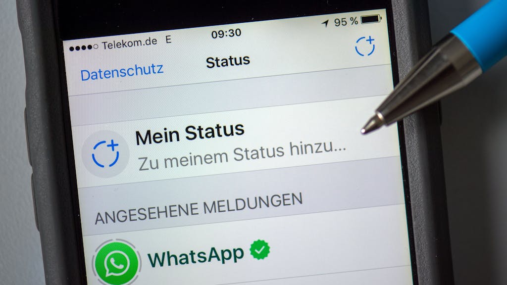 „Datenschutz - Status - Mein Status“ ist am 22. Februar 2017 auf dem Display eines iPhone in Dresden (Sachsen) zu lesen.&nbsp;