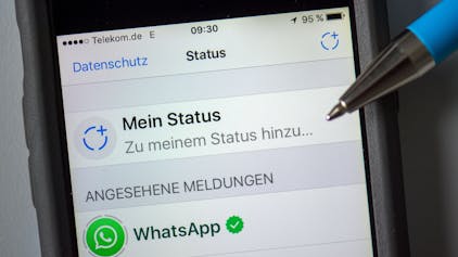 Hier zu sehen: Ein Handydisplay, auf dem WhatsApp geöffnet ist und die Funktion „Mein Status“ angezeigt wird. (Symbolbild, Februar 2017)