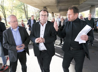 Leverkusen - Ortstermin unter der Stelzenbrücke mit Umweltminister Oliver Krischer, Rüdiger Scholz, Uwe Richrath. Foto: Michael Wand