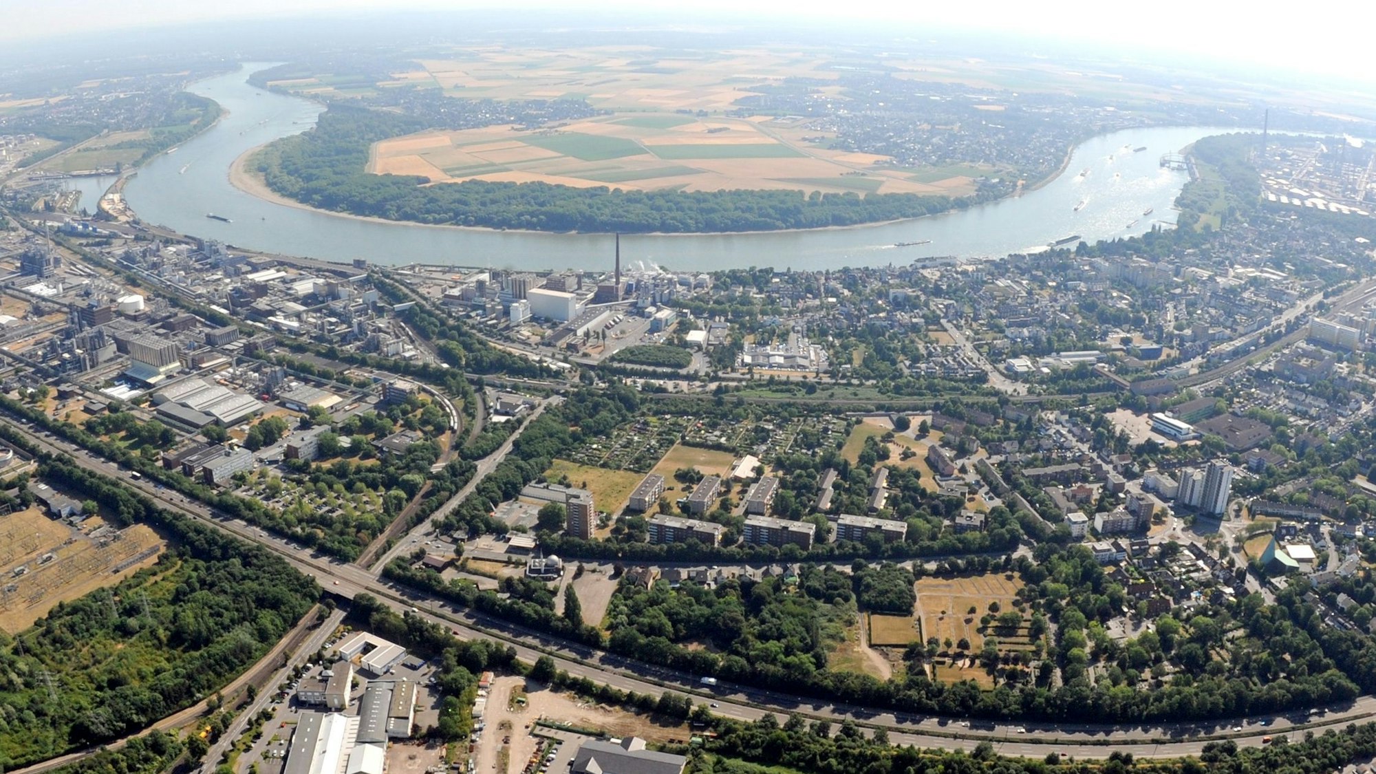 Luftaufnahme vom Rhein bei Wesseling: Direkt am Rhein liegen mehrere Industrieanlagen.