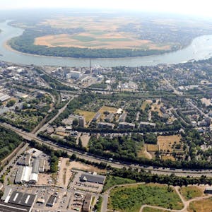 Luftaufnahme vom Rhein bei Wesseling: Direkt am Rhein liegen mehrere Industrieanlagen.