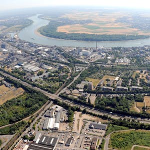 Es ist eine Aufnahme vom Rhein bei Wesseling zu sehen.&nbsp;