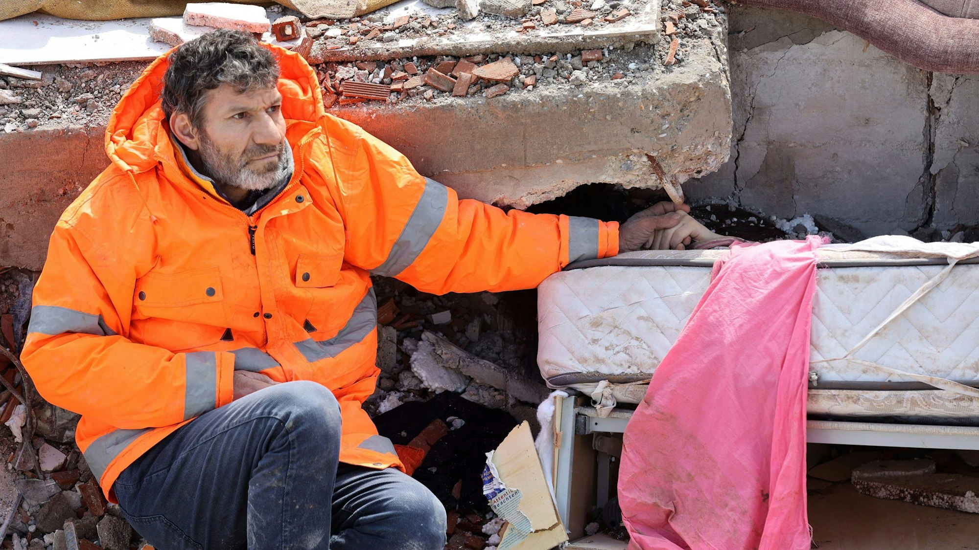 Mesut Hancer hält die Hand seiner 15-jährigen Tochter Irmak. Sie ist nach dem verheerenden Erdbeben in der Türkei in den Trümmern gestorben.