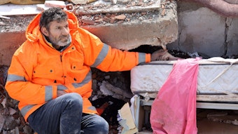 Mesut Hancer hält die Hand seiner 15-jährigen Tochter Irmak. Sie ist nach dem verheerenden Erdbeben in der Türkei in den Trümmern gestorben.