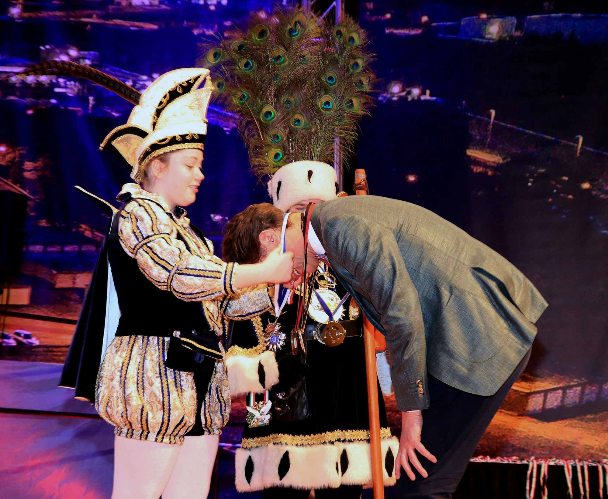 Das Bild zeigt Prinz Emily, wie er dem Ministerpräsidenten seinen Orden umhängt.