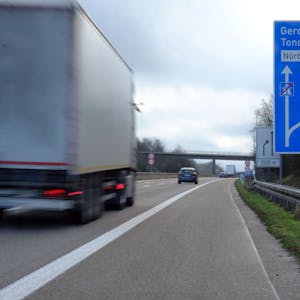 Ein Schild auf der Autobahn zeigt die Ausfahrt nach Blankenheim an.