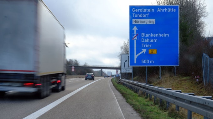 Ein Schild auf der Autobahn zeigt die Ausfahrt nach Blankenheim an.