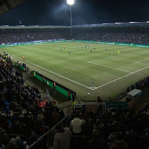 Ein Blick ins Ruhrstadion vor Beginn der zweiten Halbzeit: Der VfL Bochum und Schiedsrichter Tobias Stieler sind bereit, von Borussia Dortmund fehlt jede Spur.