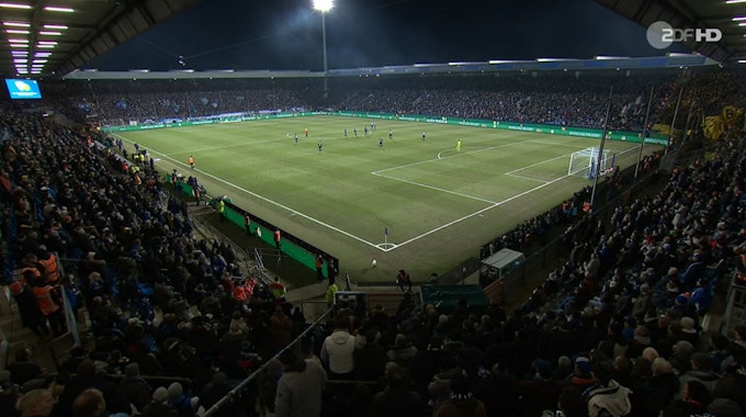 Ein Blick ins Ruhrstadion vor Beginn der zweiten Halbzeit: Der VfL Bochum und Schiedsrichter Tobias Stieler sind bereit, von Borussia Dortmund fehlt jede Spur.