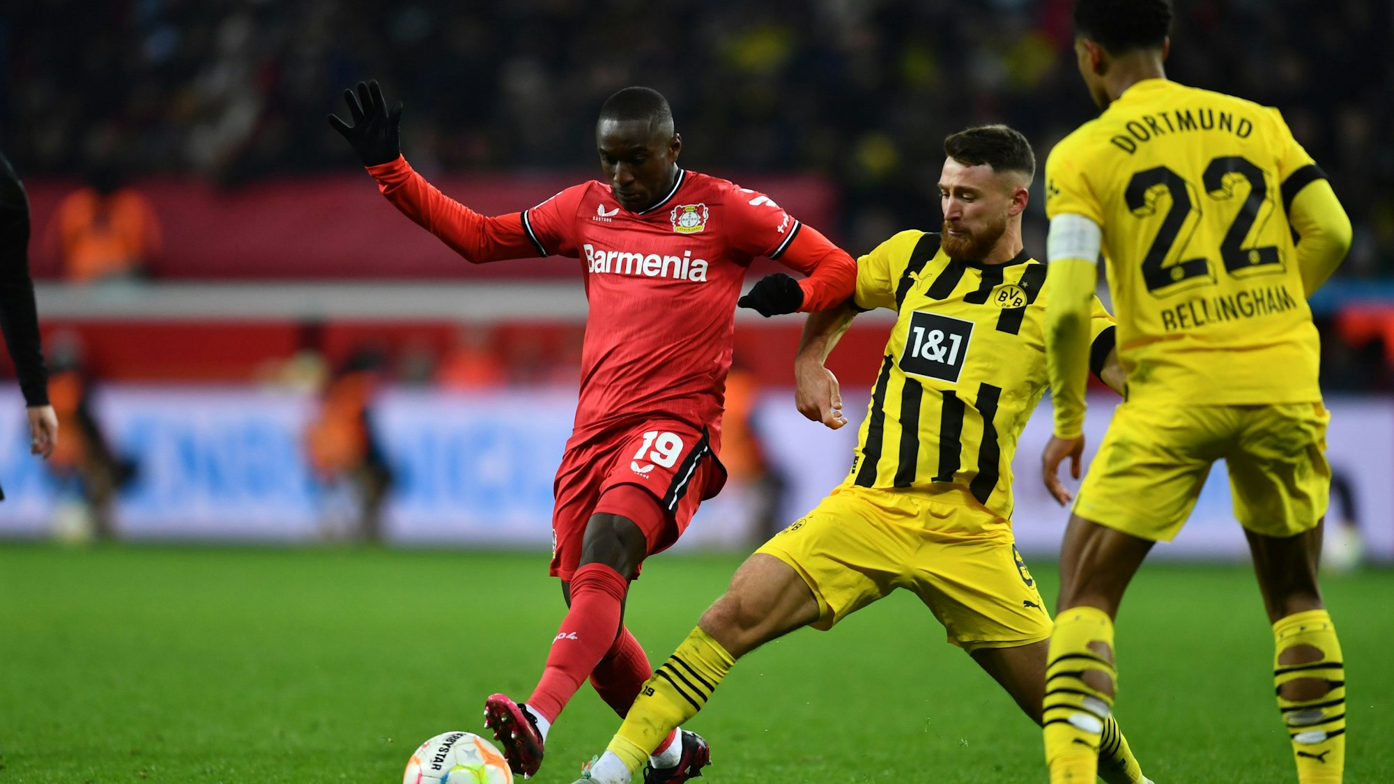 Leverkusens Moussa Diaby (l-r) in Aktion gegen Dortmunds Salih Özcan und Jude Bellingham.