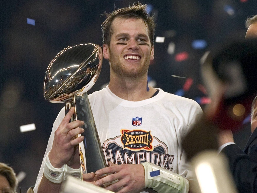 Quarterback Tom Brady New England Patriots präsentiert stolz die Vince Lombardi Trophy.