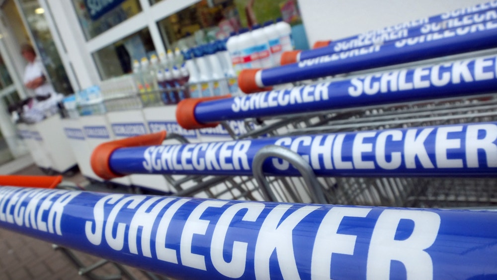 Das Logo der Drogeriemarktkette Schlecker steht auf Einkaufswagen vor einer Filiale in Düsseldorf.