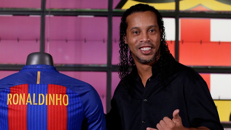 Der frühere Fußballstar Ronaldinho wird am 3. Februar 2016 als neuer Botschafter des FC Barcelona im Stadium Camp Nou (Barcelona, Spanien) vorgestellt. Er posiert neben einem Barca-Trikot mit seinem Namen.