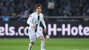 Abwehrspieler Ko Itakura von Borussia Mönchengladbach. Auf diesem Foto ist der Japaner am 4. Februar 2023 während der Bundesliga-Partie gegen Schalke 04 im Borussia-Park zu sehen. Itakura hat den Ball am linken Fuß, während er läuft.