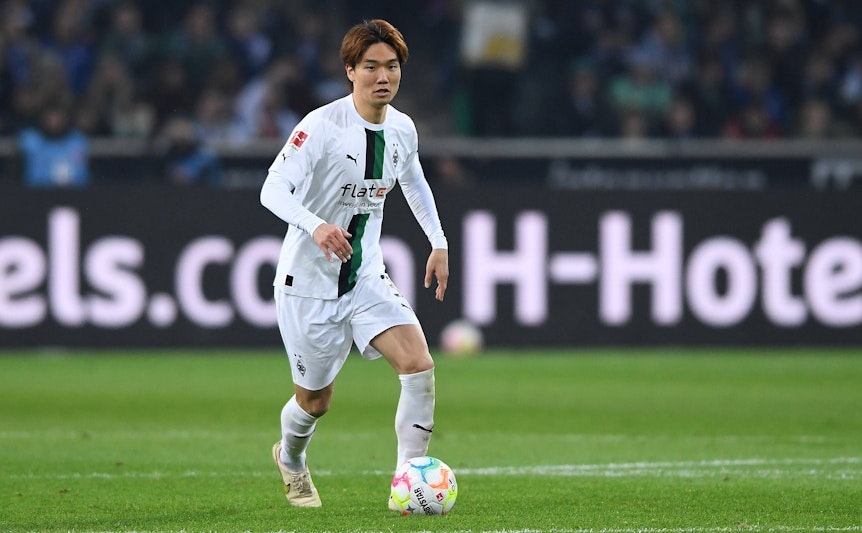Abwehrspieler Ko Itakura von Borussia Mönchengladbach. Auf diesem Foto ist der Japaner am 4. Februar 2023 während der Bundesliga-Partie gegen Schalke 04 im Borussia-Park zu sehen. Itakura hat den Ball am linken Fuß, während er läuft.