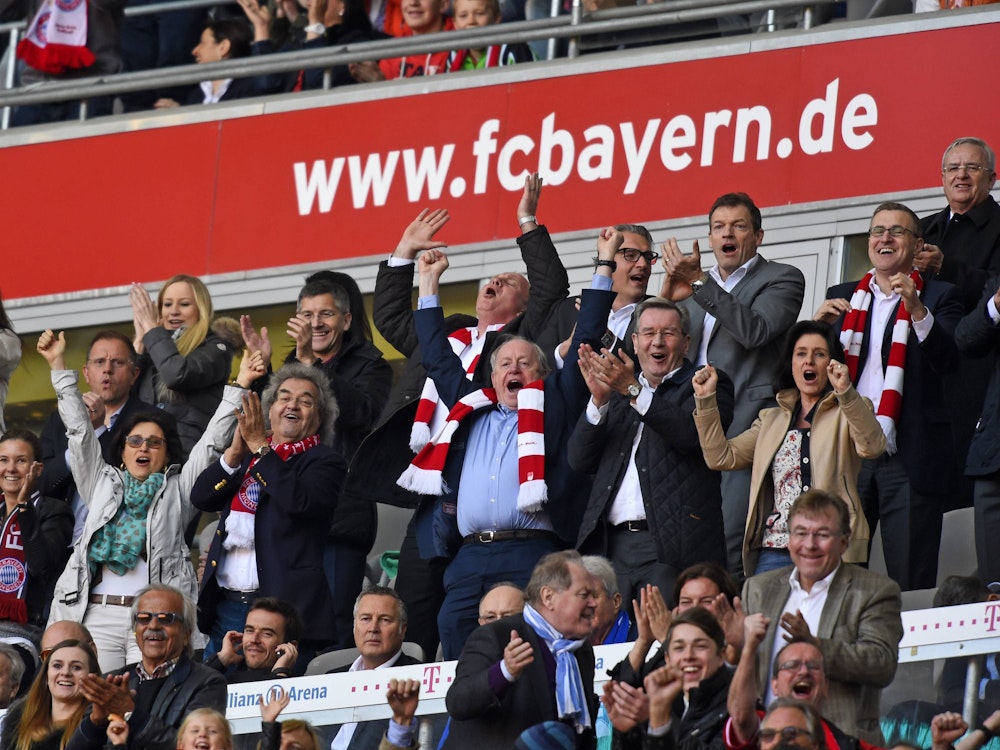 Der Vorstand des FCB jubeln in der Allianz Arena.