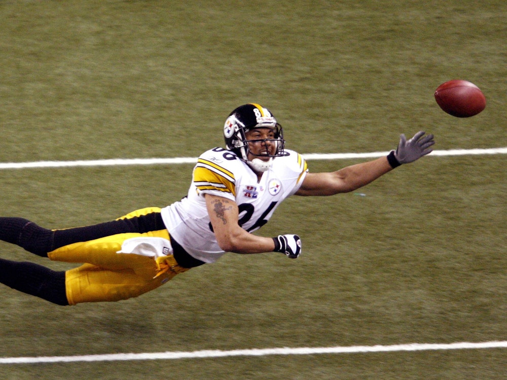 Wide Receiver Hines Ward (Pittsburgh Steelers) versucht den Ball zu erreichen und liegt dabei waagerecht in der Luft.