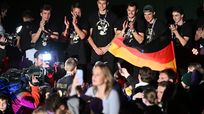Ankunft der deutschen Nationalmannschaft nach dem WM-Triumph. Die Weltmeister-Mannschaft feiert mit den Fans beim Kölner Tennis- und Hockey Club Rot-Weiss.
