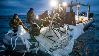 Die U.S. Navy hat den mutmaßlichen Spionageballon vor der Küste von Myrtle Beach aus dem Wasser gezogen.