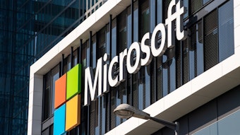 Das Microsoft Logo hängt an der Fassade eines Bürogebäudes in der Parkstadt Schwabing.
