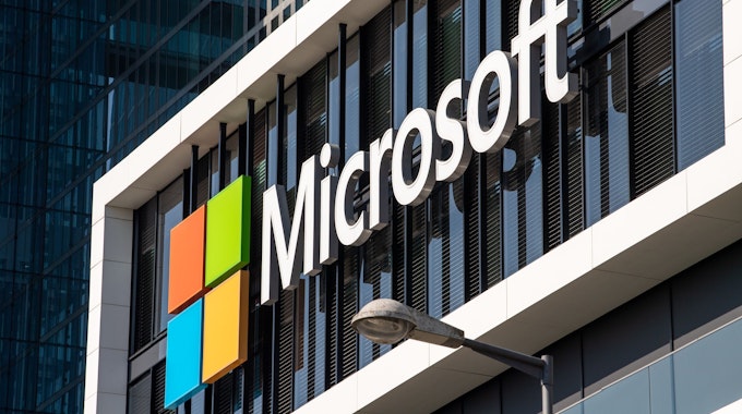 Das Microsoft Logo hängt an der Fassade eines Bürogebäudes in der Parkstadt Schwabing.