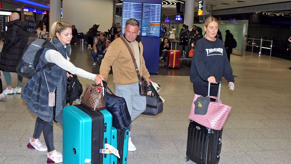 Das Foto zeigt Realiy-Darsteller Peter Klein (m.) und Schauspielerin Yvonne Woelke (l.) am Flughafen in Frankfurt am Main.&nbsp;&nbsp;