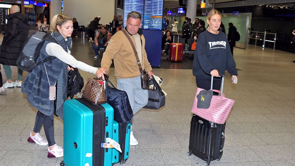 Peter Klein, Yvonne Woelke und Charlotte Haak am Flughafen.