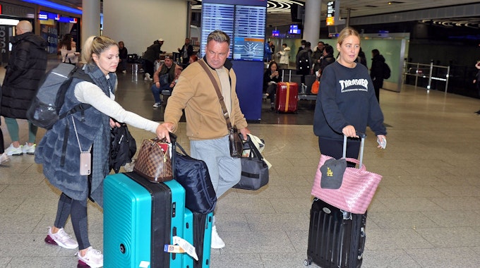 Peter Klein, Yvonne Woelke und Charlotte Haak am Flughafen.