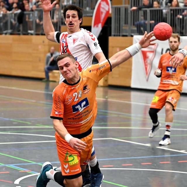 18.11.2022-Handball-Longerich-Bergische Panther

vorne: Henrik Heider (Panther)
hinten: Christopher Wolf (Longerich)

Foto: Uli Herhaus