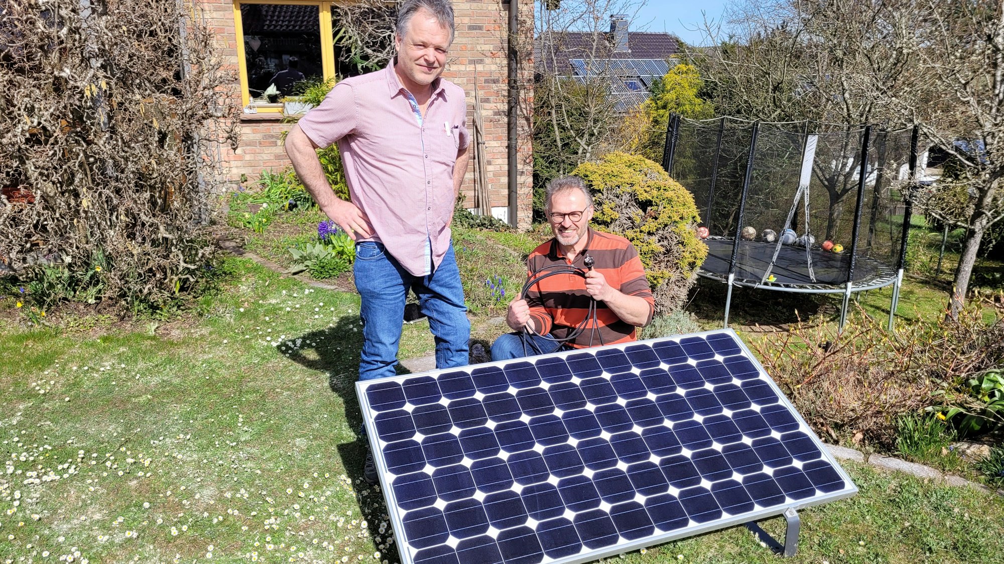 Horst Nikolai (l.) und Klaus Pütz vom Verein Windenergie Nordeifel mit einer Mini-Solaranlage.