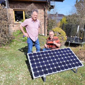 Horst Nikolai (l.) und Klaus Pütz vom Verein Windenergie Nordeifel mit einer Mini-Solaranlage.
