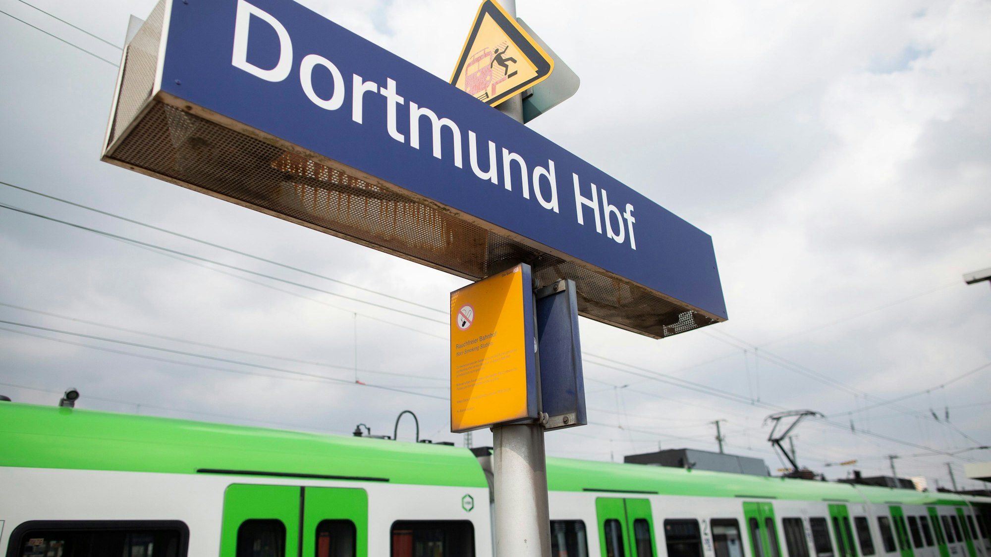 Ein Zug steht auf dem Gleis am Dortmunder Hauptbahnhof. (Symbolbild)