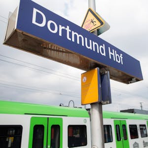 Ein Zug steht auf dem Gleis am Dortmunder Hauptbahnhof. (Symbolbild)