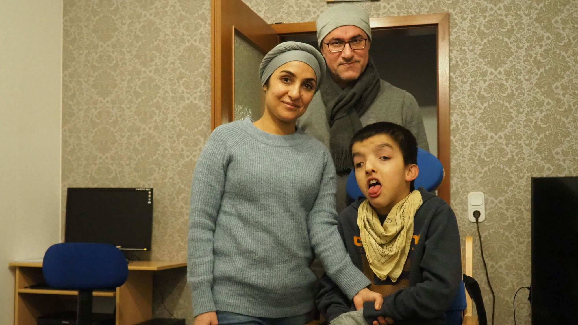 Das Foto zeigt Tavga Suleiman, Nassradin Rahim und ihren Sohn Lazo.