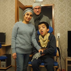 Das Foto zeigt Tavga Suleiman, Nassradin Rahim und ihren Sohn Lazo.