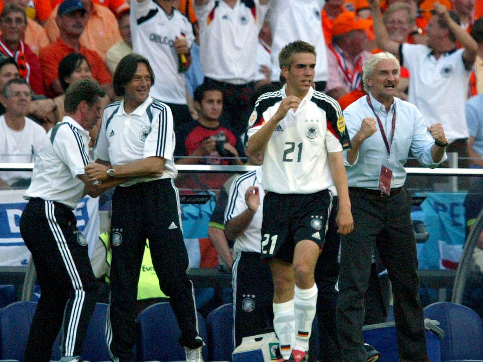 Philipp Lahm und Rudi Völler während eines Gruppenphasenspiels der EM 2004.