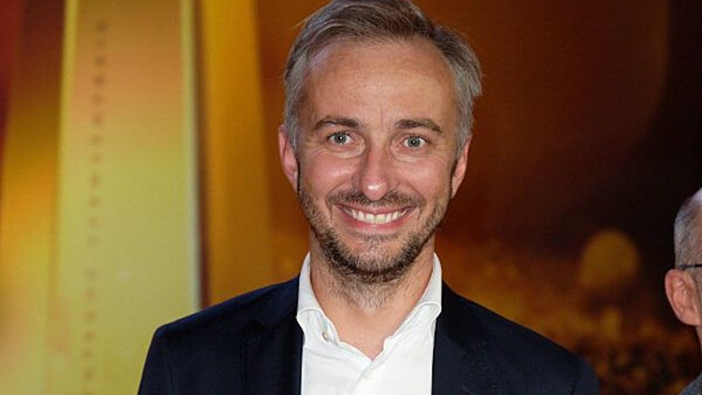Der Satiriker Jan Böhmermann lacht bei der Verleihung der ersten Fernsehpreise 2022 bei der "Nacht der Kreativen".&nbsp;