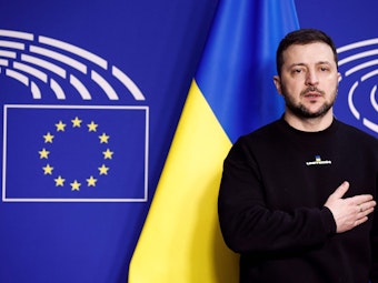 TOPSHOT - Ukraine's president Volodymyr Zelensky poses as he arrives for a summit at EU parliament in Brussels, on February 9, 2023. - Ukraine's President is set to attend an EU summit in Brussels on February 9, 2023, as the guest of honour where he will press allies to deliver fighter jets "as soon as possible" in the war against Russia. (Photo by Kenzo TRIBOUILLARD / AFP)