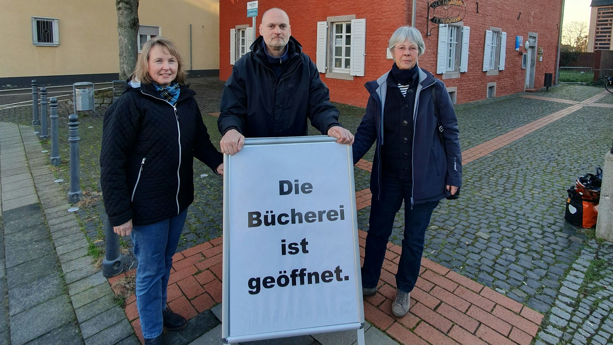 Katja Schmidt, Detlef Auer und Helga Passing (v.l.) vom Förderverein „Probiblio“.