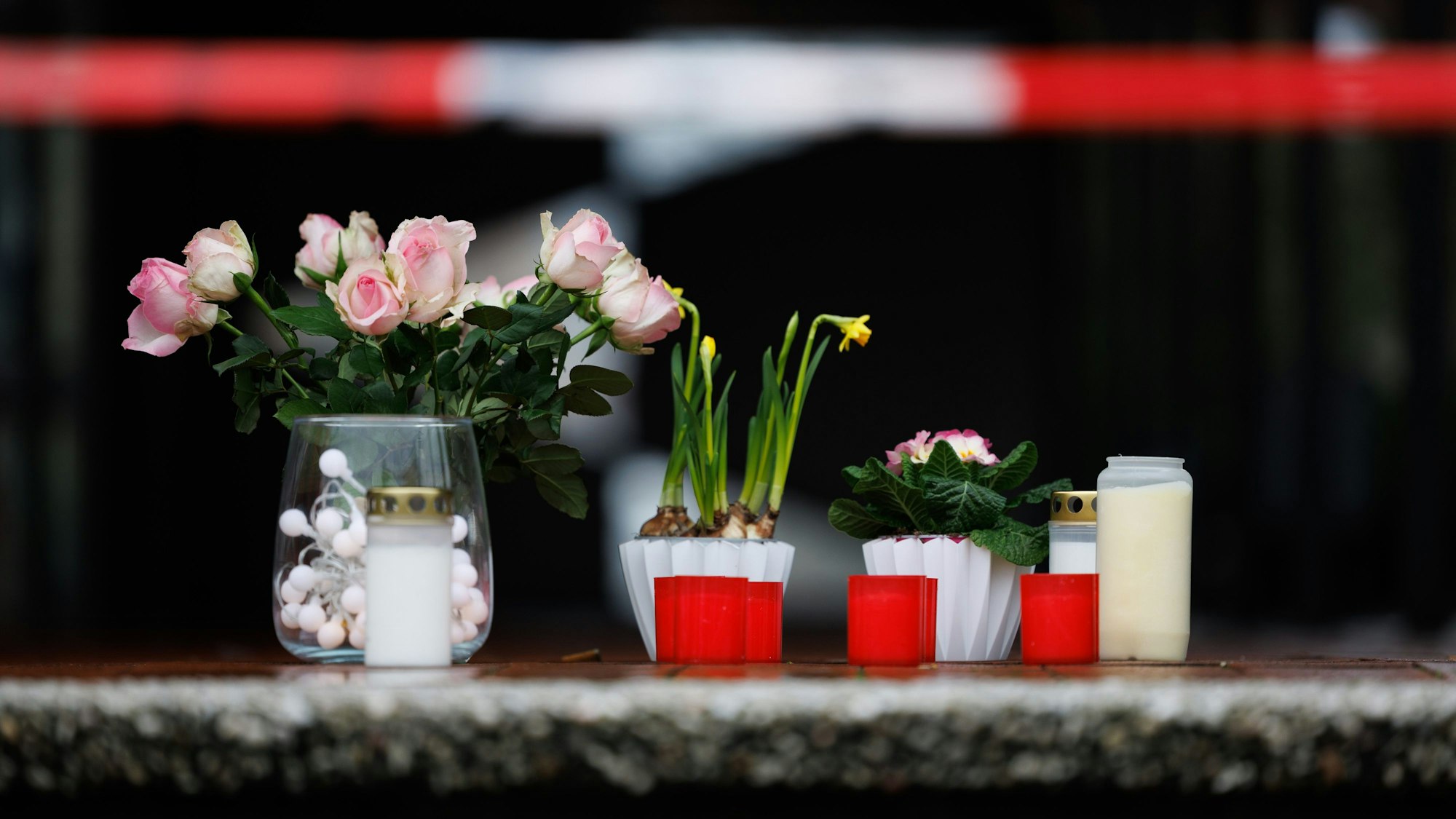 Ibbenbüren: Blick auf Trauerkerzen und Blumen vor einem Eingang vom Berufskolleg Tecklenburger Land. Ein 17-jähriger Schüler hier seine Lehrerin erstochen haben.