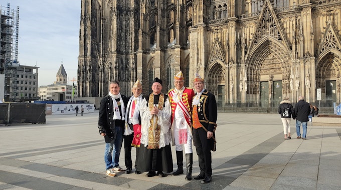 Vor dem Kölner Dom stehen Moderator Linus, Dr. Joachim Zöller, „Nubbel“ Mike Hehn, Heinz-Günther Hunold, und Christoph Kuckelkorn und posieren auf der Pressekonferenz für die Nubbelverbrennung am Dom.