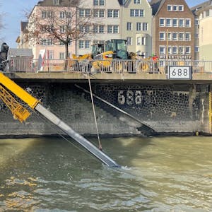 In Köln ist am Donnerstag ein Kran in den Rhein gekippt.