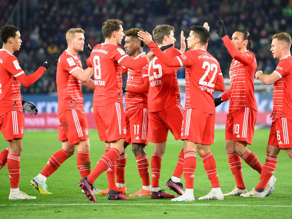Das Team des FC Bayern München jubelt gemeinsam.