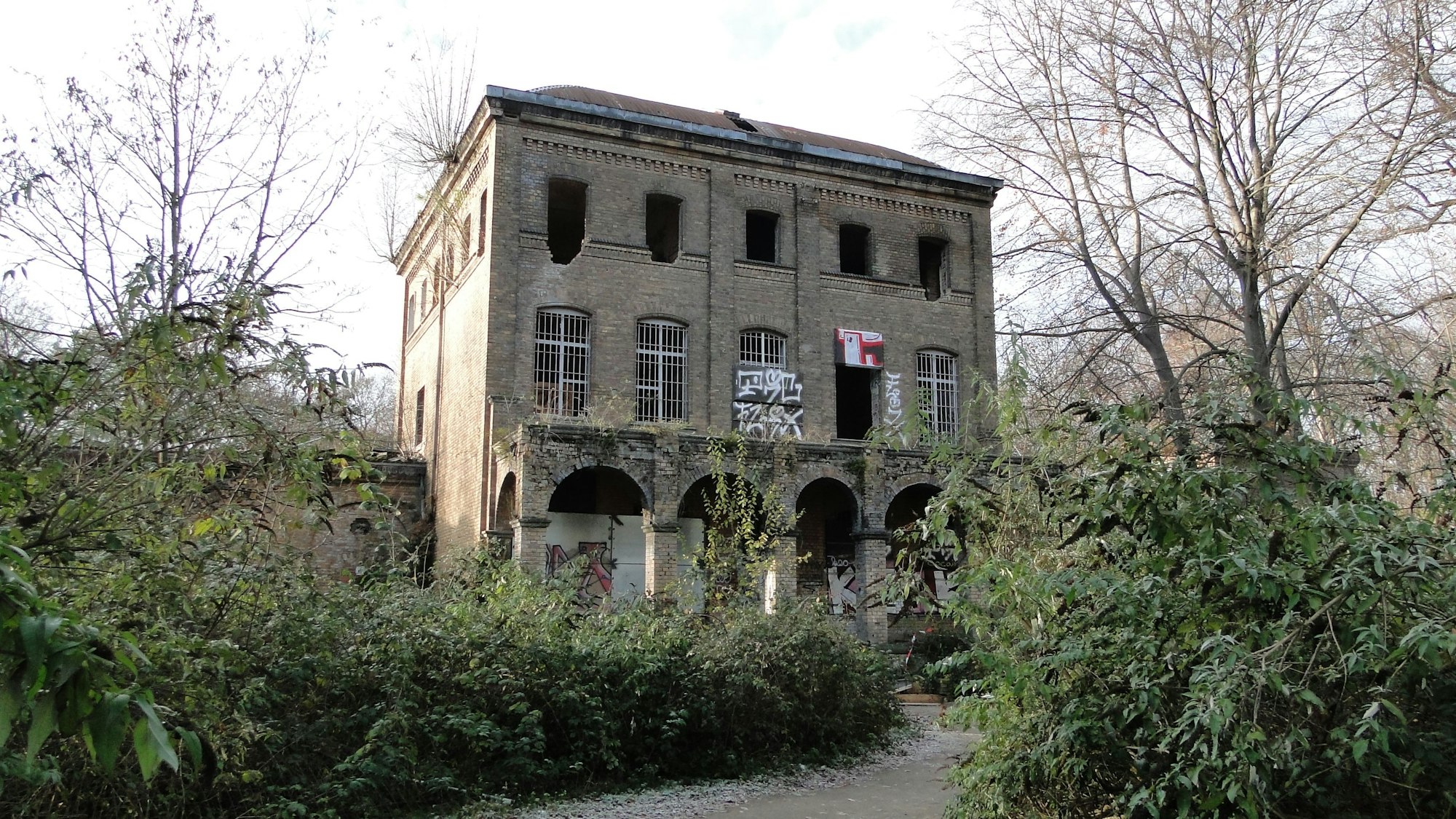 Jahrzehntelang verfiel das Haus Fühlingen immer mehr, gilt mittlerweile als Kölns bekanntester „Lost Place“.