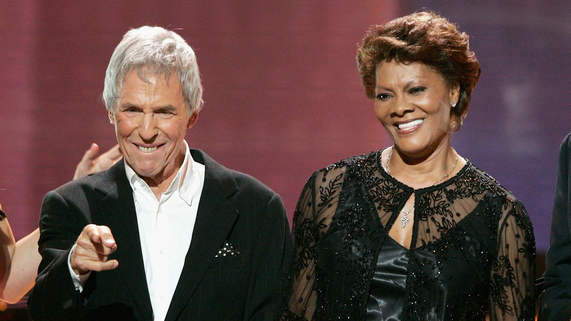 (FILES) In this file photo taken on May 24, 2006 US composer Burt Bacharach and singer Dionne Warwick perform during the American Idol Season 5 Finale  in Hollywood, California. - Legendary pop composer Bacharach, who produced a string of hit songs over decades, has died in Los Angeles at age 94, US media said on February 9, 2023. His publicist said Bacharach, who worked with stars such as Dionne Warwick and wrote hits including "Walk on By" and "Do You Know the Way to San Jose," died of natural causes. (Photo by VINCE BUCCI / GETTY IMAGES NORTH AMERICA / AFP)